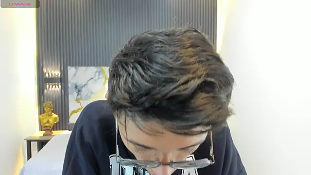 SantiagoRusso18 online show from September 22, 2025, 12:18 pm