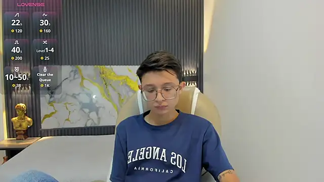 SantiagoRusso18 online show from October 5, 2025, 12:36 pm