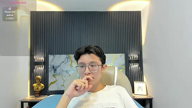 SantiagoRusso18 online show from October 24, 2025, 12:01 pm