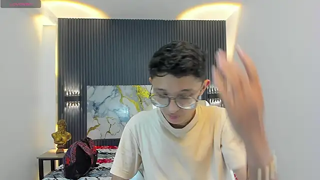 SantiagoRusso18 online show from December 15, 2025, 12:42 pm