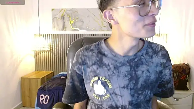 SantiagoRusso18 online show from February 4, 2026, 12:33 pm