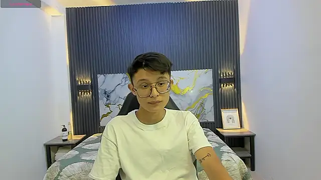 SantiagoRusso18 online show from February 11, 2026, 7:19 pm