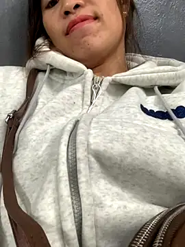 tuyetnhi-00 online show from October 26, 2025, 8:53 am