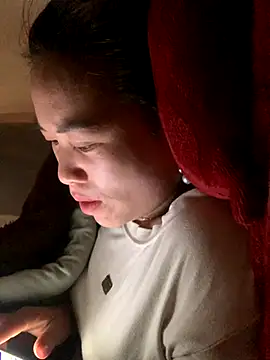 tuyetnhi-00 online show from November 19, 2025, 4:56 am