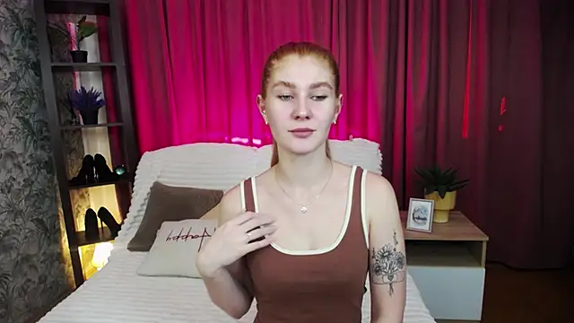 JuliaPowers  online show from September 15, 2025, 4:01 am