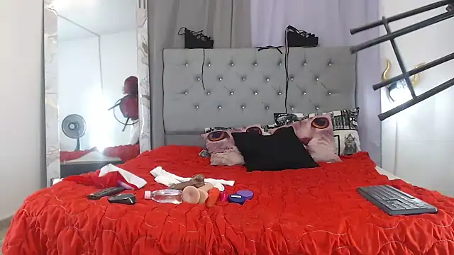 KarolLewys online show from December 5, 2025, 1:31 pm