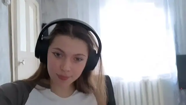 CutieAnny online show from December 23, 2025, 6:00 am