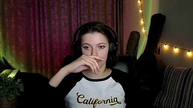 CutieAnny online show from February 25, 2026, 8:40 pm