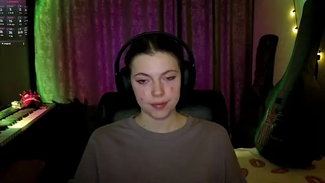 CutieAnny online show from April 12, 2026, 8:14 pm