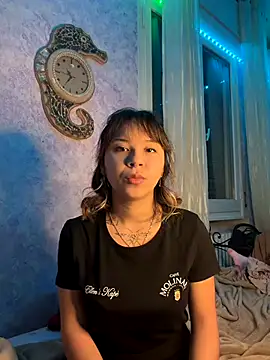 YumiLux online show from October 9, 2025, 4:32 am