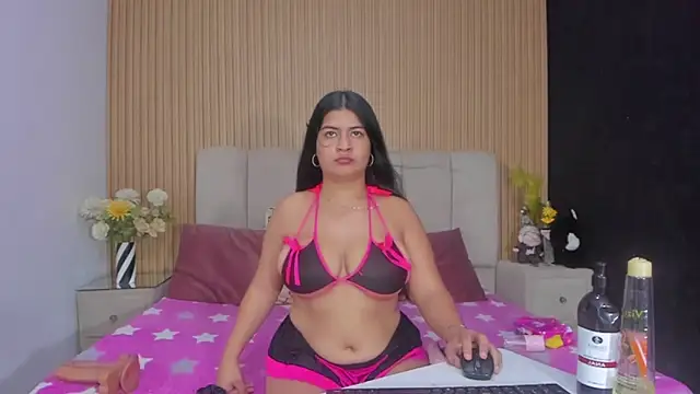 ZoeeGuzman online show from November 12, 2025, 7:13 pm