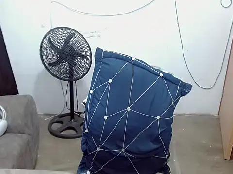 Dulce2415 online show from April 21, 2026, 2:51 am