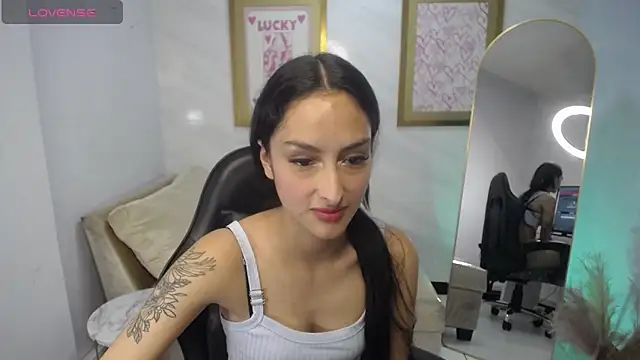 Tifany v online show from October 6, 2025, 8:06 pm