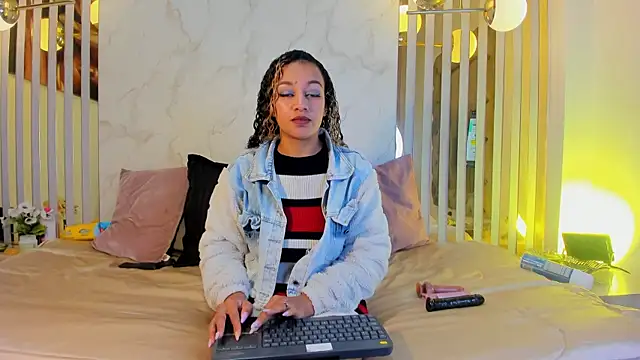 Melaniegh  online show from September 9, 2025, 11:10 am