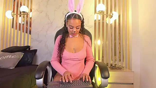 Melaniegh  online show from October 17, 2025, 11:24 am