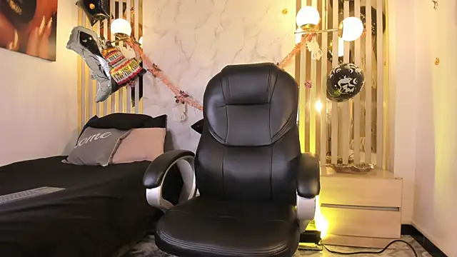 Melaniegh  online show from October 26, 2025, 11:27 am