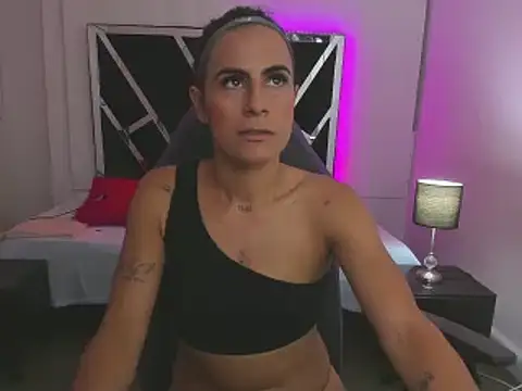 charlotthe ee online show from September 19, 2025, 7:25 pm