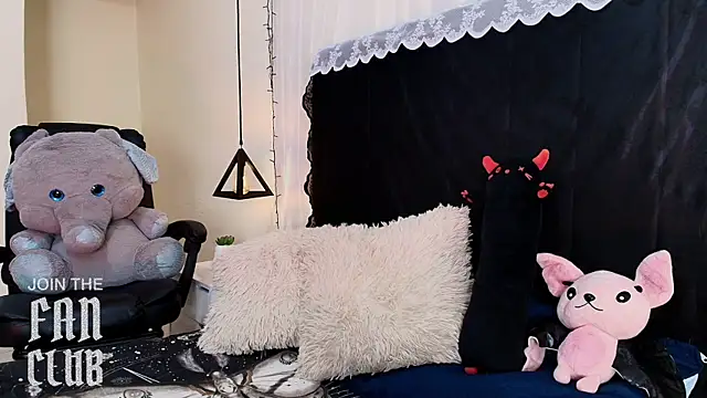 Snapshot of IvyBelle_ chatting on May 13, 2026, 11:18 am IvyBelle online show from May 13, 2026, 11:18 am