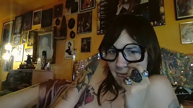 pinkmoonboots online show from September 15, 2025, 4:29 pm