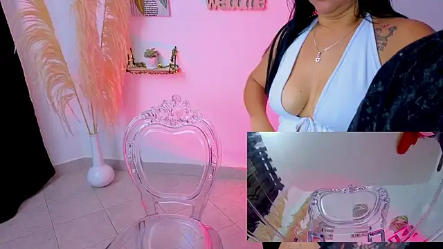 Snapshot of VioletaMedusa chatting on October 17, 2025, 2:08 pm VioletaMedusa online show from October 17, 2025, 2:08 pm