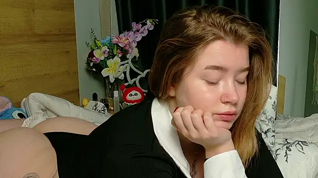 Rebecca Lace online show from October 31, 2025, 10:11 pm