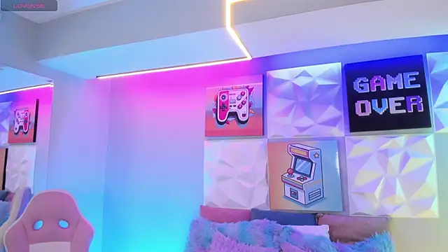 LindaWz  online show from December 5, 2025, 4:10 am