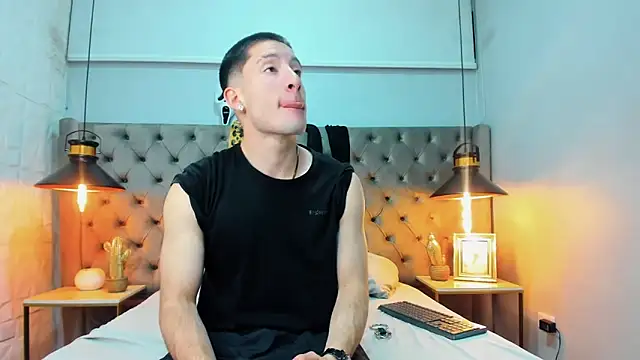 HunterHeat  online show from October 3, 2025, 12:02 pm