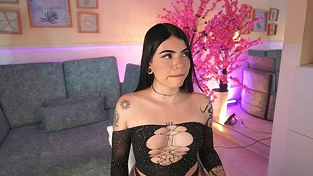 VioletEvanz online show from September 17, 2025, 7:15 pm