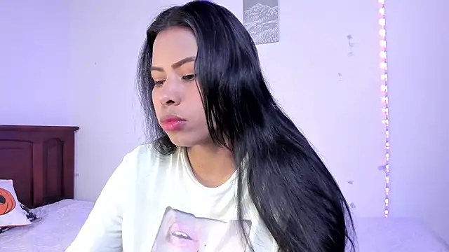 Snapshot of Michluxe_69 chatting on November 12, 2025, 12:44 am Michluxe 69 online show from November 12, 2025, 12:44 am