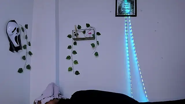 Snapshot of Michluxe_69 chatting on November 13, 2025, 10:52 pm Michluxe 69 online show from November 13, 2025, 10:52 pm