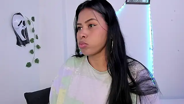 Snapshot of Michluxe_69 chatting on November 18, 2025, 12:42 pm Michluxe 69 online show from November 18, 2025, 12:42 pm