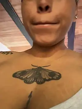 Snapshot of Michluxe_69 chatting on December 1, 2025, 3:06 pm Michluxe 69 online show from December 1, 2025, 3:06 pm