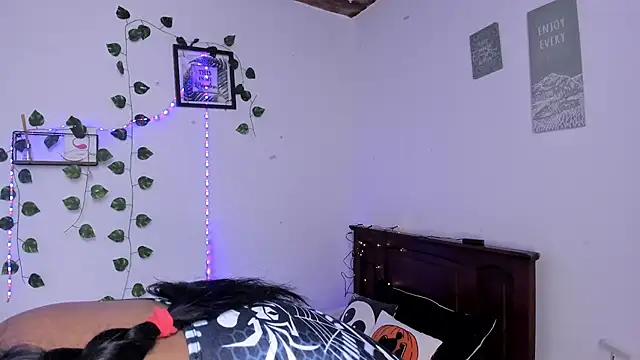 Snapshot of Michluxe_69 chatting on December 2, 2025, 2:34 pm Michluxe 69 online show from December 2, 2025, 2:34 pm