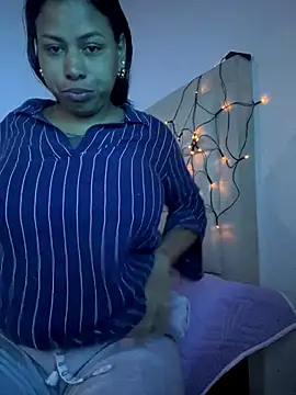 Snapshot of Michluxe_69 chatting on December 15, 2025, 2:38 am Michluxe 69 online show from December 15, 2025, 2:38 am