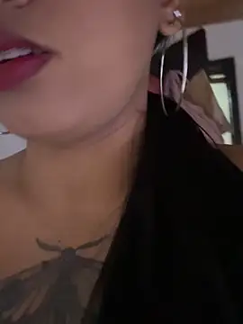 Snapshot of Michluxe_69 chatting on December 17, 2025, 1:22 am Michluxe 69 online show from December 17, 2025, 1:22 am