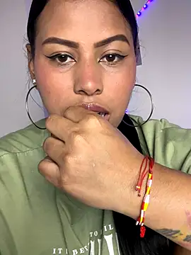 Snapshot of Michluxe_69 chatting on December 18, 2025, 10:27 pm Michluxe 69 online show from December 18, 2025, 10:27 pm