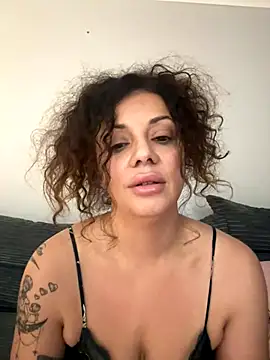 caramelandCurls online show from November 5, 2025, 10:43 pm