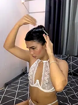 AngelHille online show from November 3, 2025, 7:48 pm