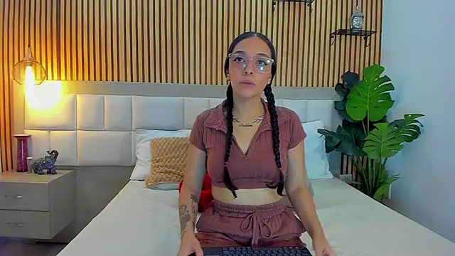 Roseaurora online show from November 11, 2025, 12:38 pm