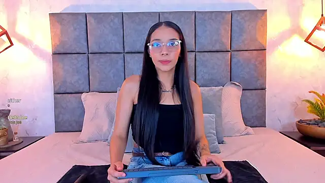 Roseaurora online show from April 17, 2026, 11:13 am