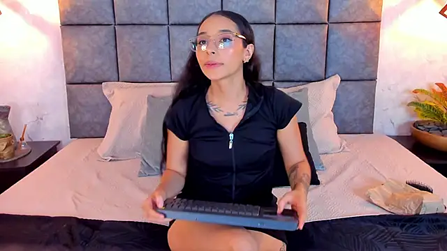 Snapshot of Roseaurora chatting on May 18, 2026, 10:43 am Roseaurora online show from May 18, 2026, 10:43 am