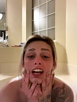 Snapshot of BriTaySayy chatting on October 26, 2025, 8:59 pm BriTaySayy online show from October 26, 2025, 8:59 pm