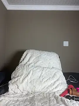 Moonzy77 online show from December 18, 2025, 12:11 pm