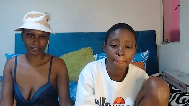 Snapshot of SweetSlenderChoc chatting on April 18, 2026, 8:31 pm SweetSlenderChoc online show from April 18, 2026, 8:31 pm