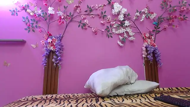 skinnysofia18 online show from February 11, 2026, 1:27 pm