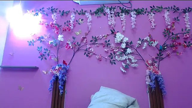 skinnysofia18 online show from April 18, 2026, 1:59 pm