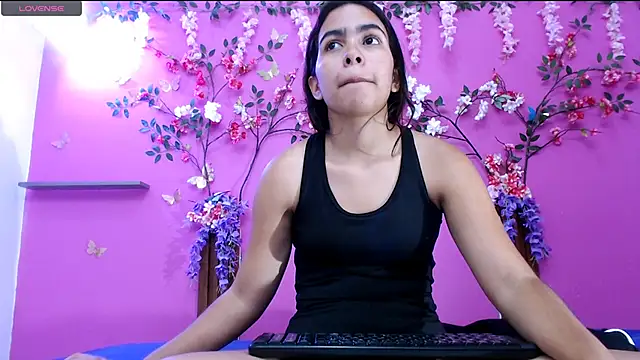 Snapshot of skinnysofia18 chatting on June 24, 2026, 1:43 pm skinnysofia18 online show from June 24, 2026, 1:43 pm