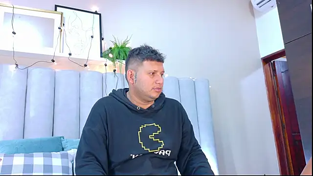 Ariana y max online show from September 19, 2025, 2:57 am