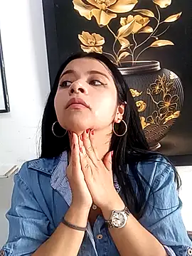 ValerieLove  online show from September 25, 2025, 7:06 pm