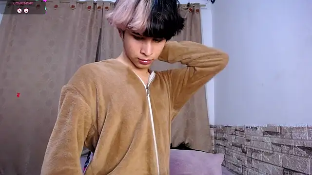 DaraKat18 online show from April 9, 2026, 11:21 pm